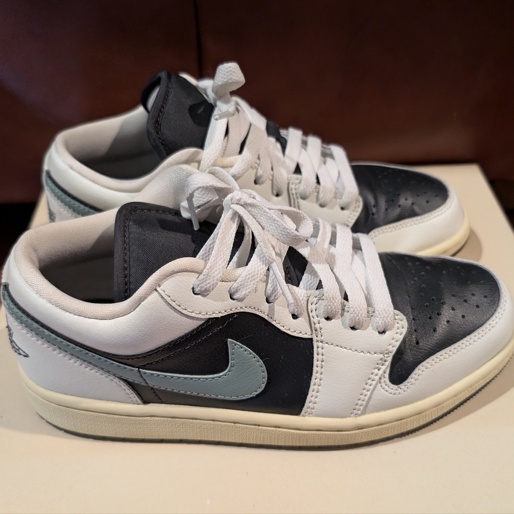 Unisex Nike Black and White Sneakers